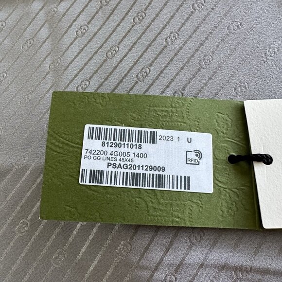 NWT GUCCI Men’s Handkerchief Silk 100% Authentic Logo GG 742200 Silver - Picture 4 of 6